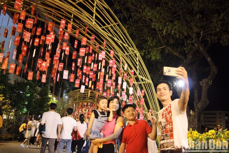 Nguyen Xuan Hoang's family takes a photo at an amusement park in Phu My Hung (District 7).