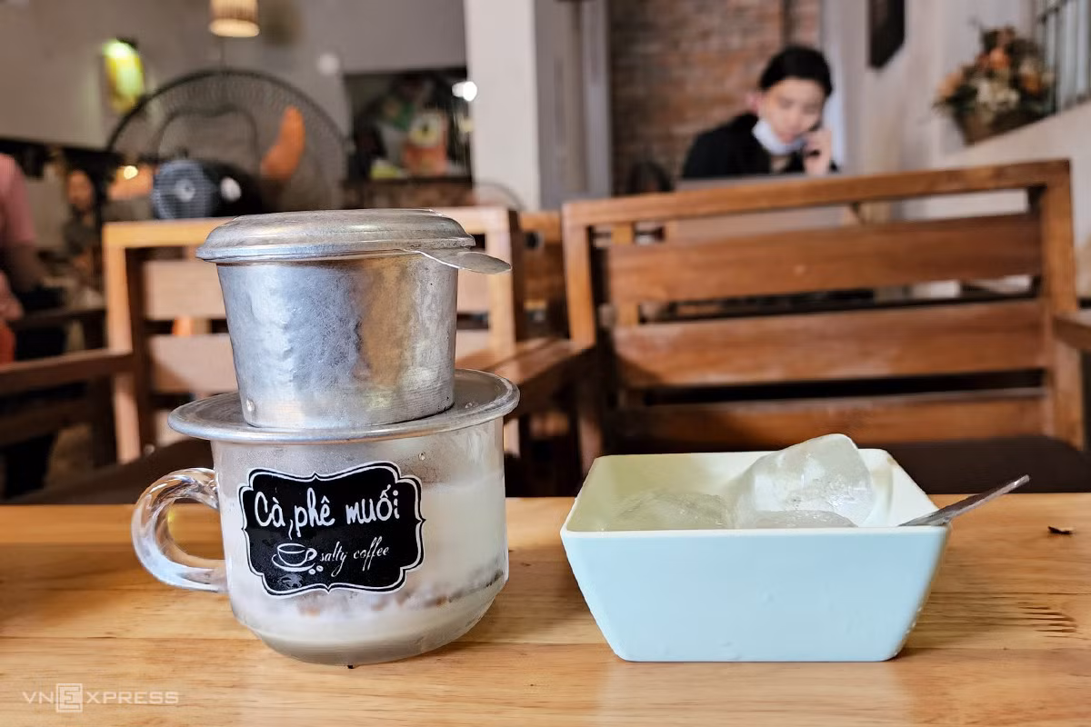 A cup of cold salted coffee tastes better than a hot cup. Photo by Van An