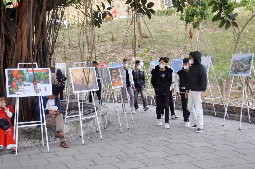 An exhibition on Cam Pha land and people attracted lots of visitors.