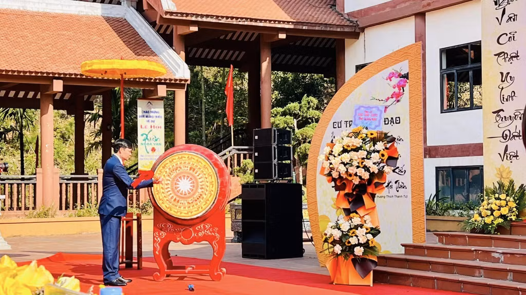 Dong Trieu authorities beat a drum to kick off the festival.