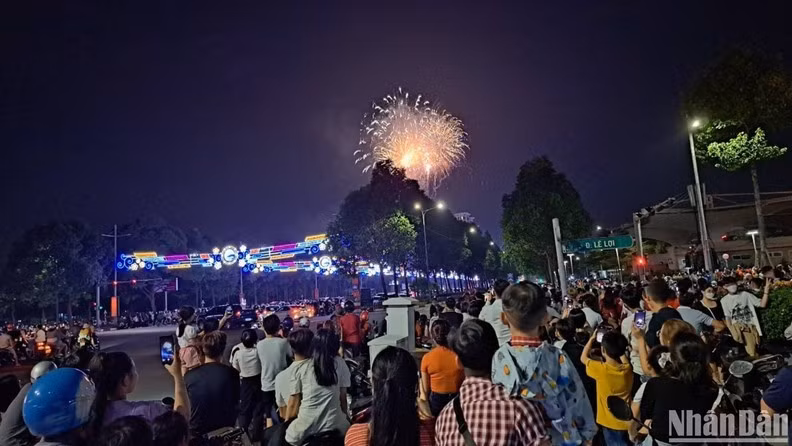 Thousands of people join various programmes to welcome New Year's Eve and enjoy the fireworks. (Photo: Trinh Binh)