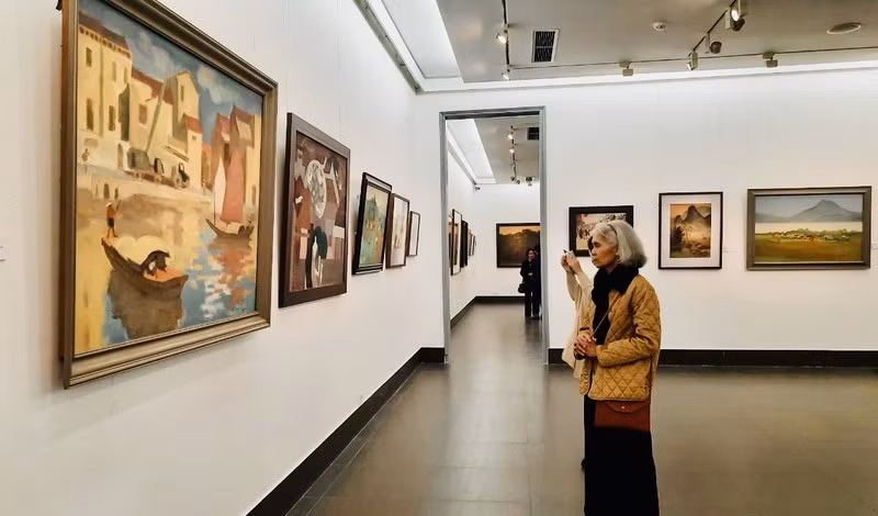 Works on display at the exhibition (Photo: hanoimoi.com.vn)