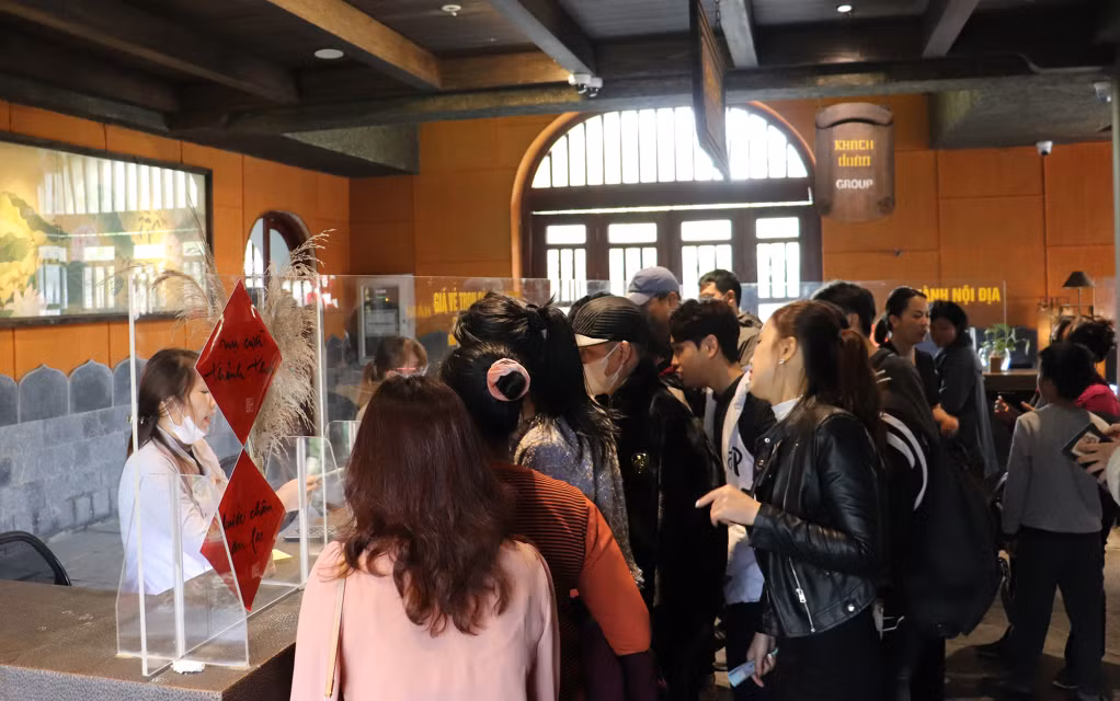 Tourists buy cable car tickets