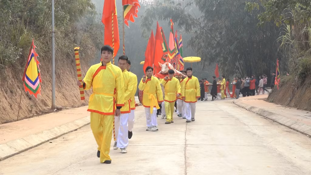 Bài vị Thành Hoàng làng được cán bộ, nhân dân các dân tộc trên địa bàn huyện rước xung quanh thôn Làng Dạ.