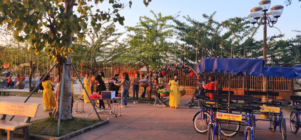 Locals and tourists take photos at Tran Hung Dao temple - Vua Ba Shrine (Quang Yen town).