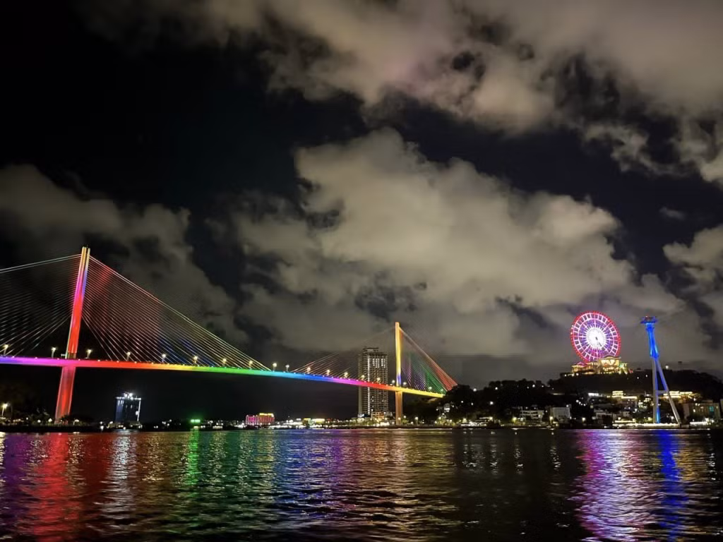 The bridge is located on Halong Bay with the beautiful and modern architecture, which has significantly contributed to adorn the landscapes of world natural heritage and Halong tourist city