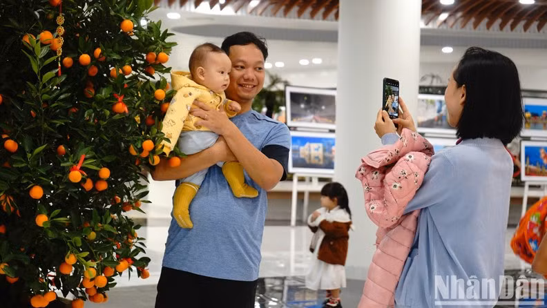 Families welcome New Year’s Eve. (Photo: Thanh Tam)