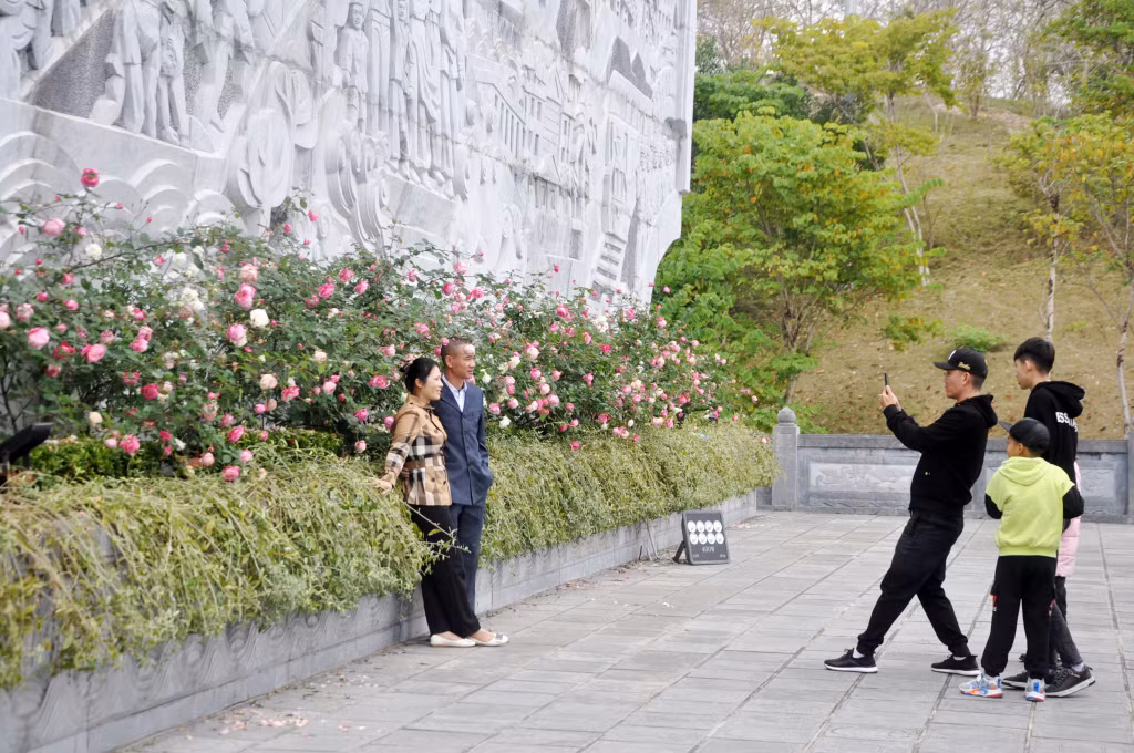 Tourist attractions in Quang Ninh lure crowds during Tet ảnh 2