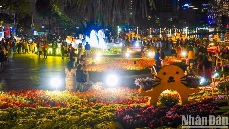 People walking along the spring flower street. (Photo: Thanh Tam)