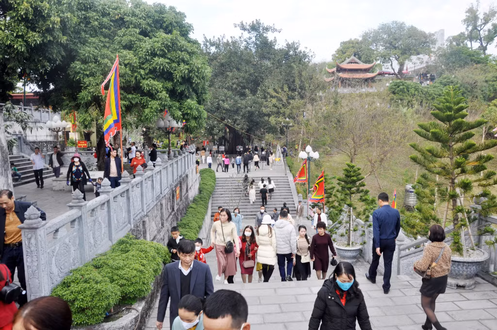 More than 50,000 tourists visited and offered incense at Cam Pha city's Cua Ong temple during the first three days of the new lunar year.