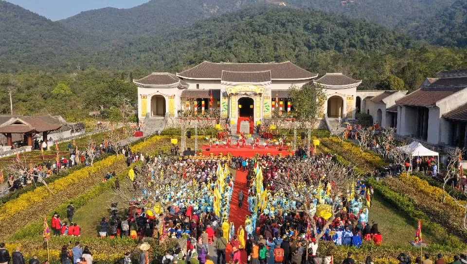 The opening ceremony was held at the foot of the holy Yen Tu mountain.