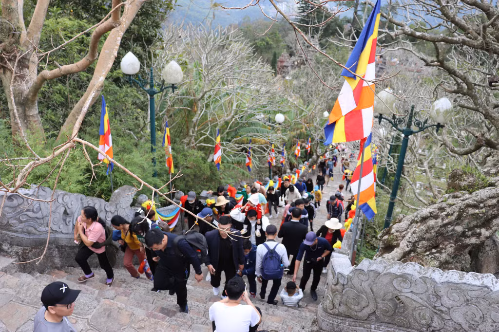 Many tourists climb to the top of the mountain.