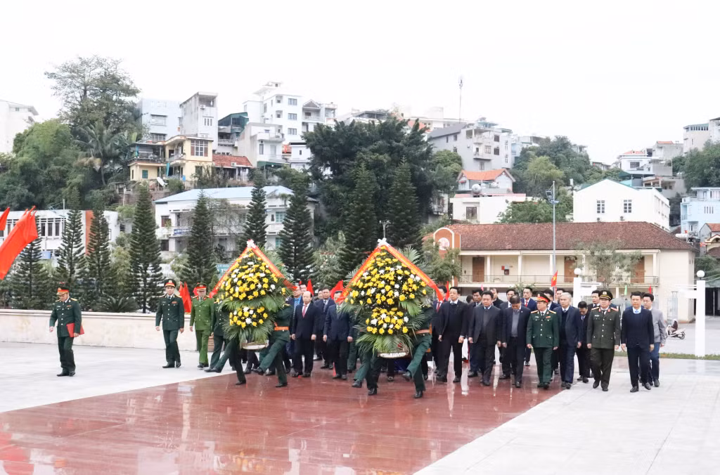 The provincial delegation respectfully offered incense, laid wreaths at Ha Long city’s Monument to Heroes and Martyrs