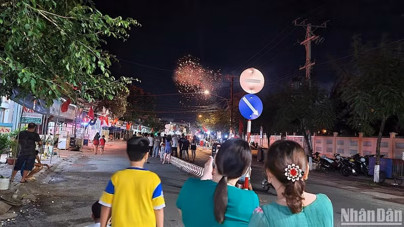 People flock to Dam Doi Town, Dam Doi District, Ca Mau Province, to enjoy fireworks celebrating Lunar New Year. (Photo: Huu Tung)