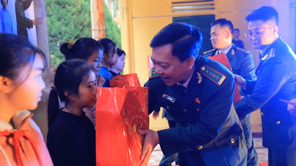 The Border Guard Command delivered Tet gifts to children.