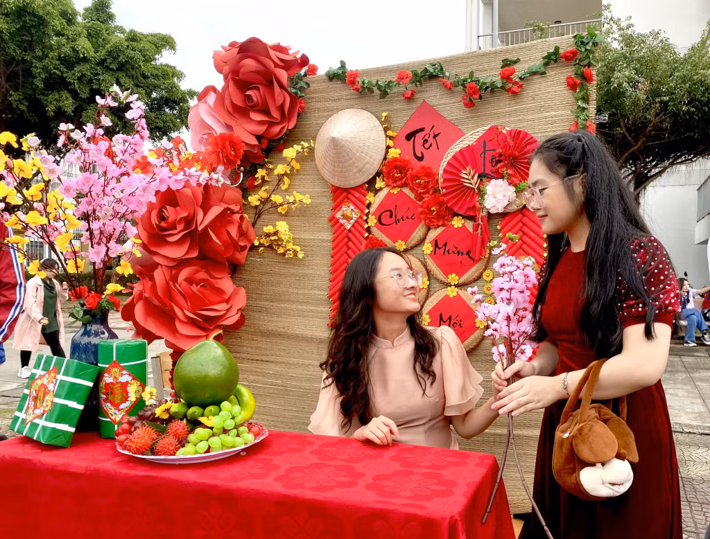 Học sinh mặc áo dài truyền thống chụp ảnh tại không gian Tết do các em tự thiết kế và trang trí.