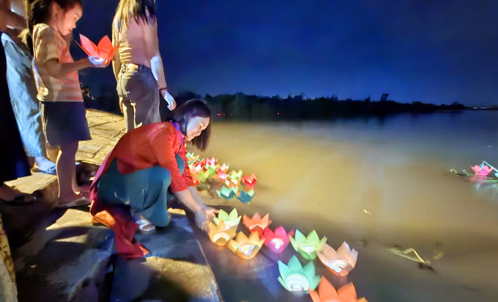 Delegates and local residents released lanterns onto the Bach Dang River, expressing hopes that their wishes would come true.