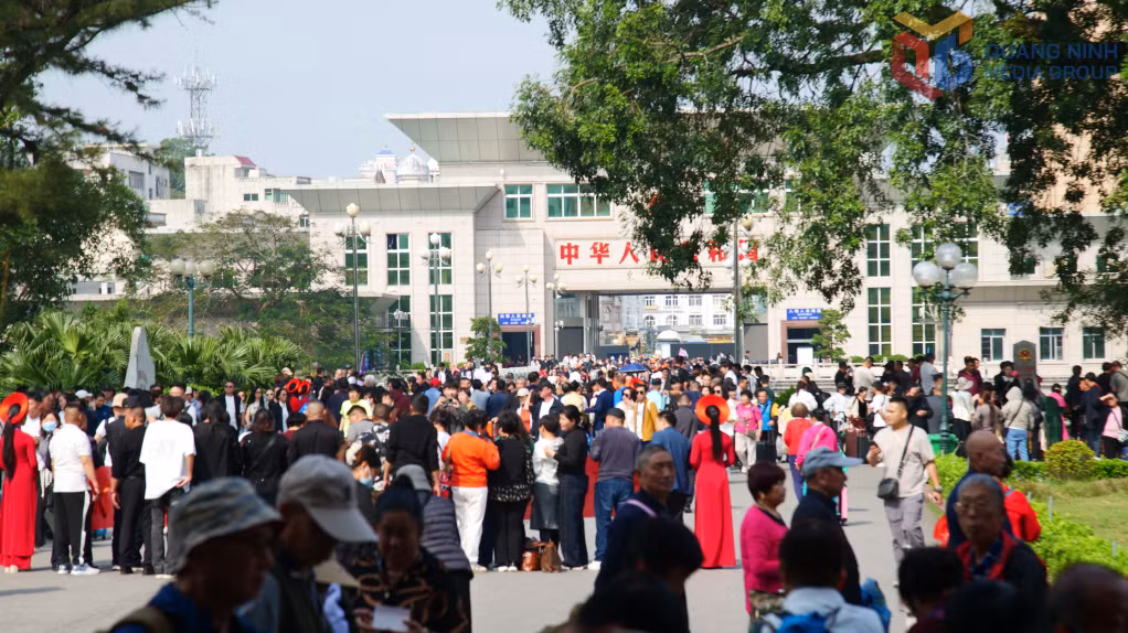 Tourists crowd Mong Cai International Border Gate.