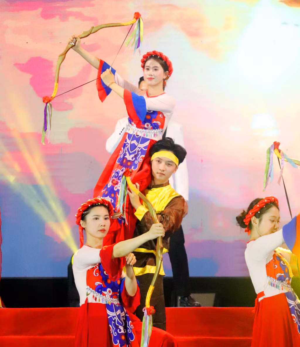 Performances at the event vividly recreated the resounding victories of the Tran dynasty’s army and people on the historic Bach Dang River.