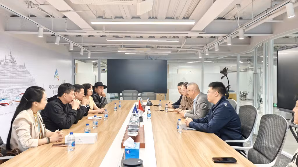 An overview of the working session between a delegation from Quang Ninh's Department of Culture, Sports and Tourism and Adora Cruises at its headquarters in Shanghai, China