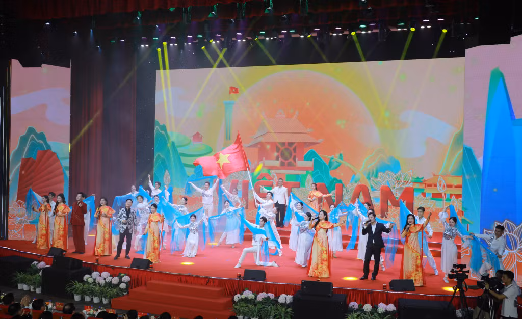 A cultural performance marks the sucess of the festival.