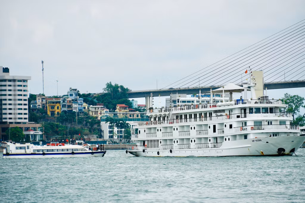 The Ambassador Signature ship of and DT Asia Luxury Group JSC will take tourists on the following Ha Long Bay 6 – Lan Ha Bay itinerary. 