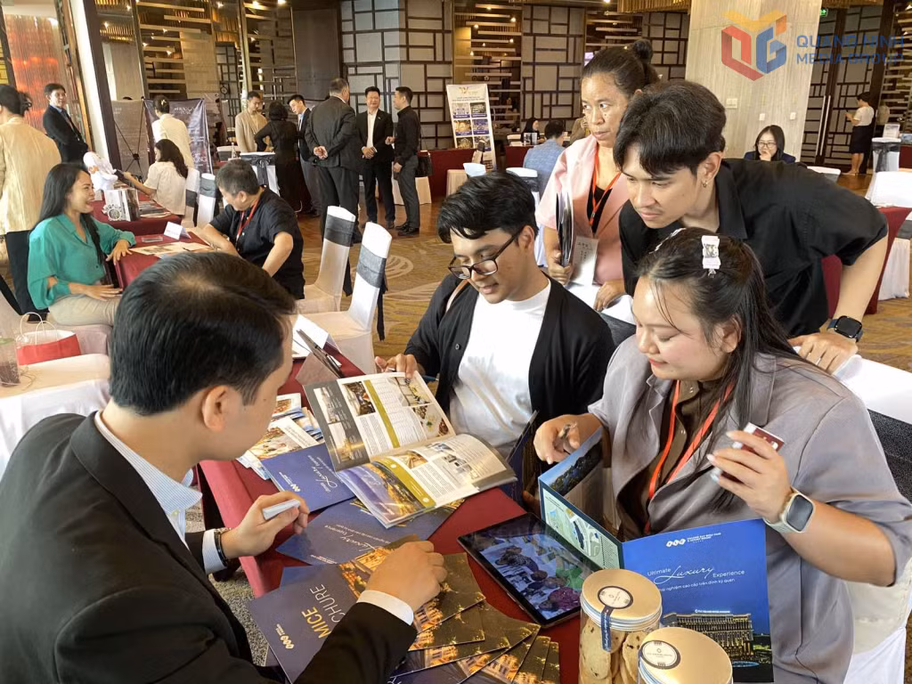 Vietnamese and Thai tourism enterprises engage in activities to explore tourism products.