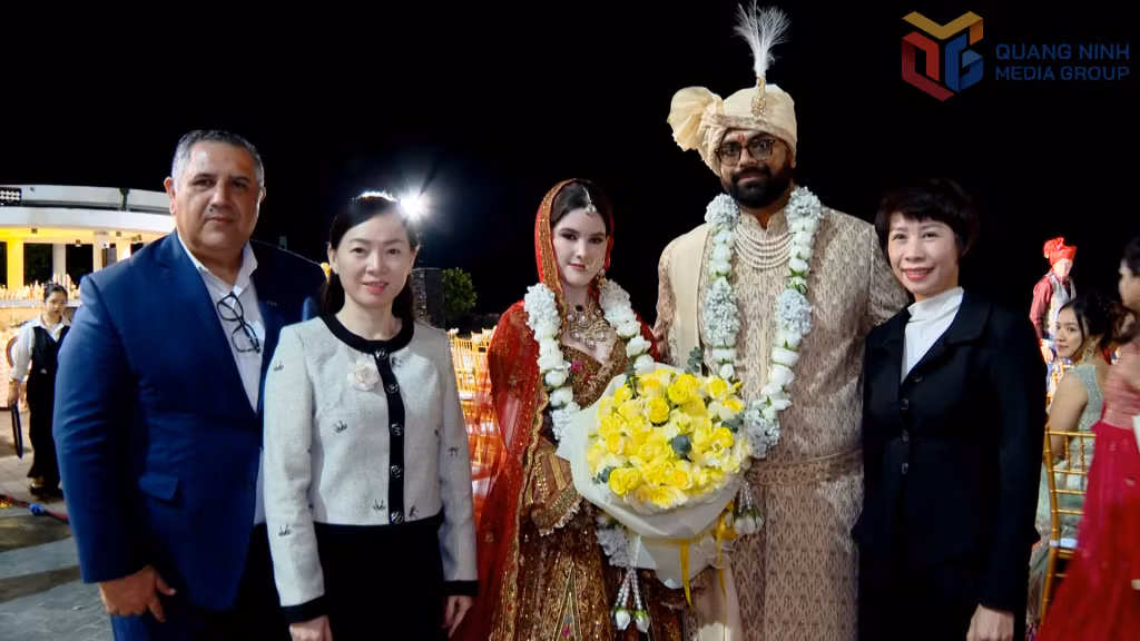 Leaders of the Quang Ninh Department of Culture, Sports and Tourism extended congratulations to an Indian billionaire couple for selecting FLC Ha Long as their wedding venue.