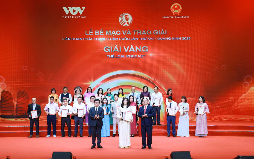 The author group from Quang Ninh Media Group receives a Gold Award at the festival.