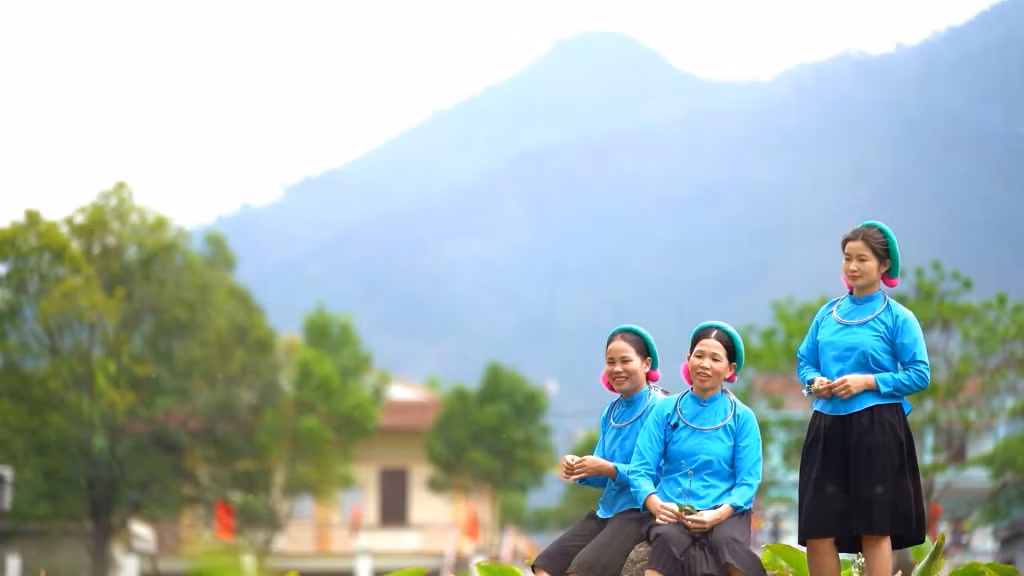Being held annually in the commune of Huc Dong where San Chi ethnic minority people mainly live in, the festival aims to tighten the solidarity among the community as well as preserve and develop valuable cultural value of this ethnic minority group.