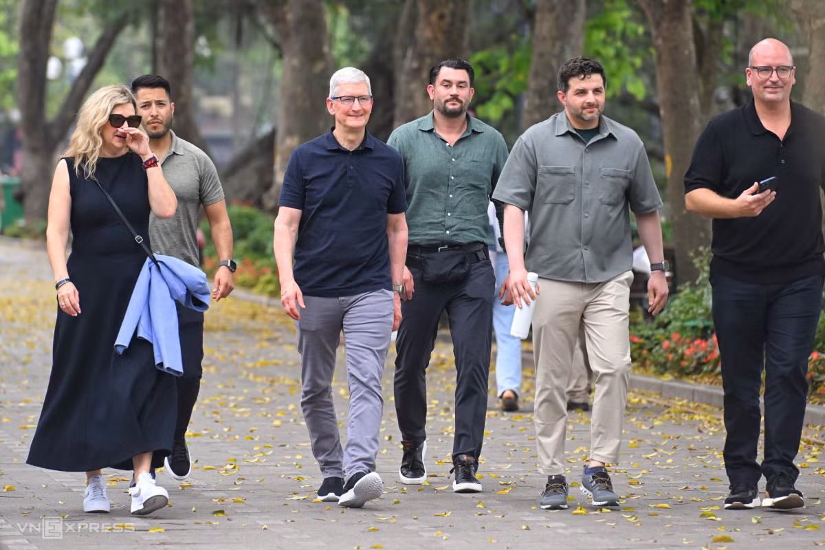 Tim Cook meets tech influencer in first Vietnam visit