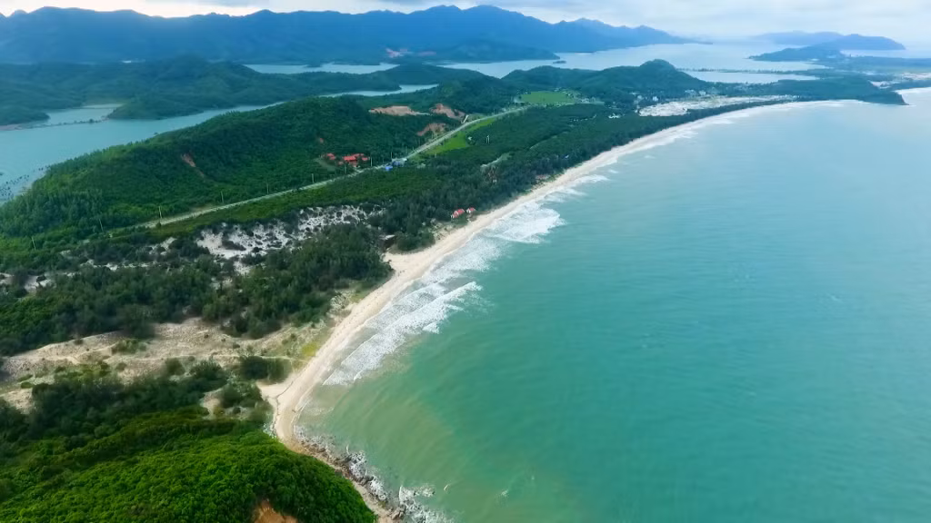 Tourists and residents are encouraged to use recycled, environmentally-friendly products to replace plastic bags and other containers.