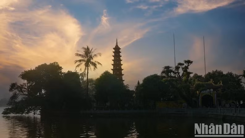 Tran Quoc Pagoda, located on Thanh Nien Street in the middle of West Lake, is an indispensable destination to enjoy the sunset.