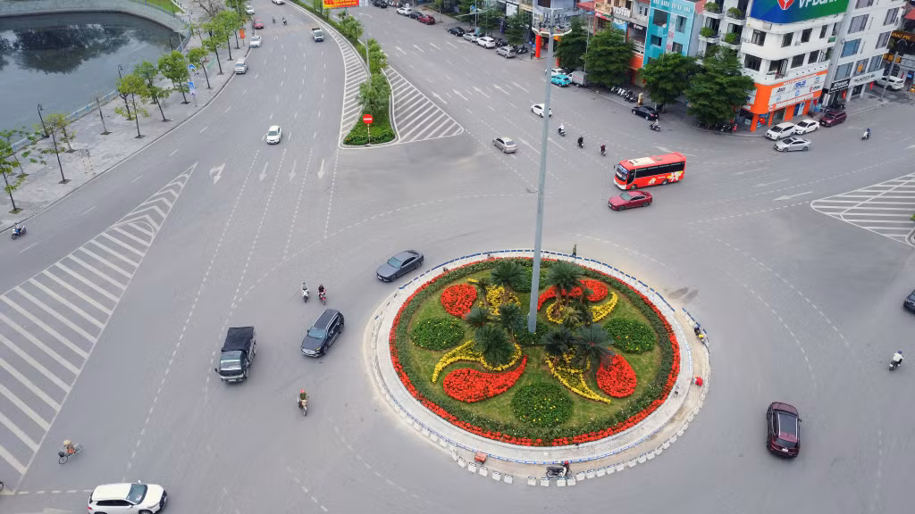Colourful decorations light up streets in Ha Long ảnh 9 Colourful decorations light up streets in Ha Long ảnh 9