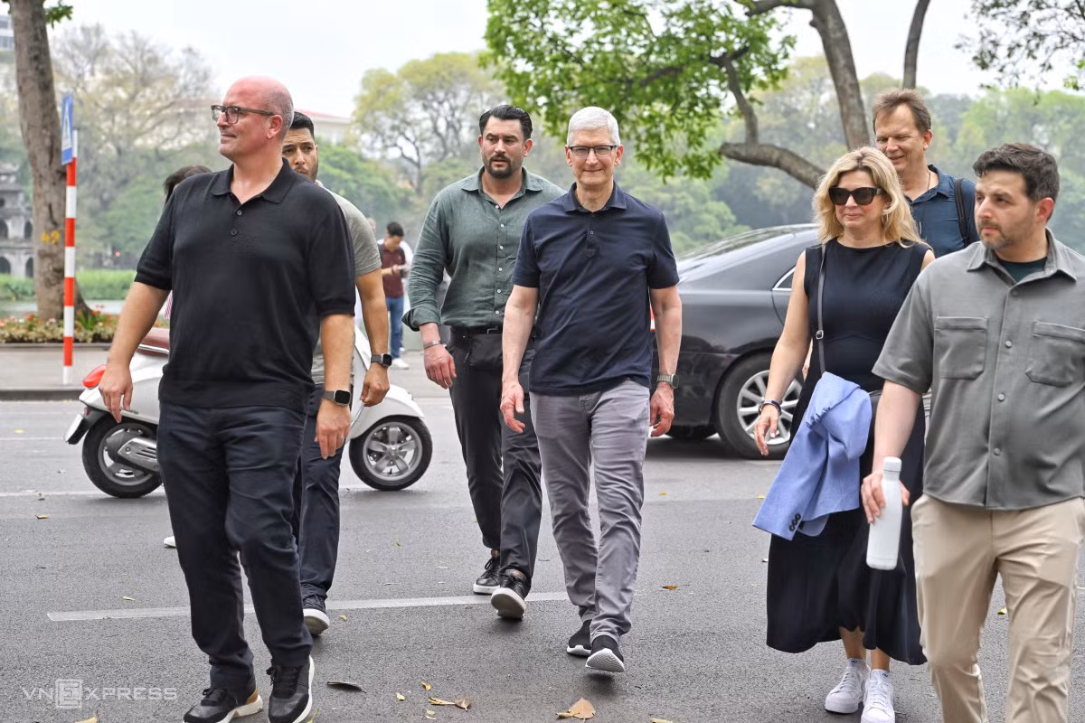 Tim Cook meets tech influencer in first Vietnam visit