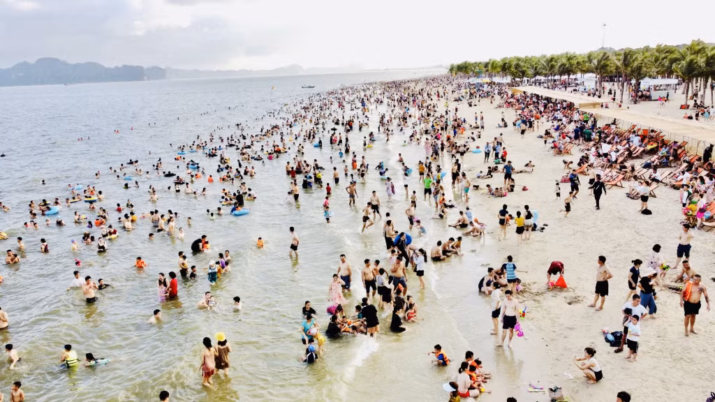 The beach of Sun World Ha Long