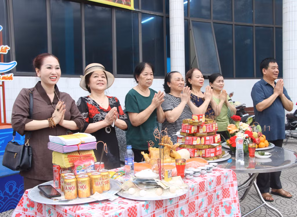 The traditional Bach Dang festival organized annually is an occasion for the local people to pay tribute to the merits of the predecessors who laid down their lives to defend the sacred sovereignty of the country.