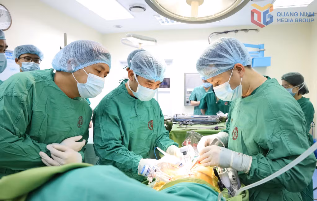 Doctors perform a kidney transplant lasting more than four hours.
