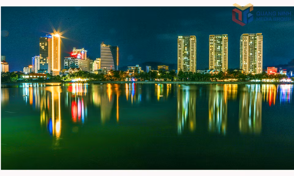 At night, shimmering lights dance across the water, creating a magical scene. (Pictured at Ao Ca Intersection Lake, Bai Chay Ward.)