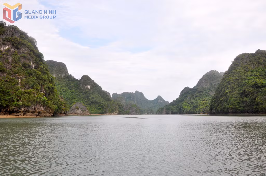 Van Don has the largest island and marine area in Vietnam, with more than 600 islands and around 1,620 sq.km of sea.