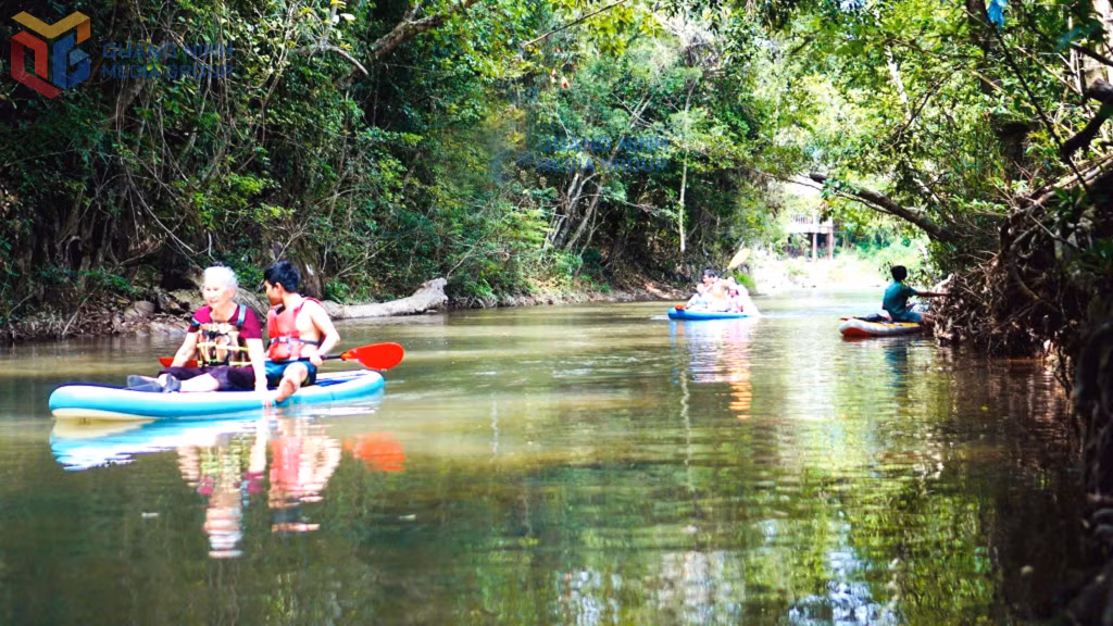 Kayaking amid the scenery offers an enjoyable experience at Ky Thuong Amvap Farm. Photo: Hoang Nga.