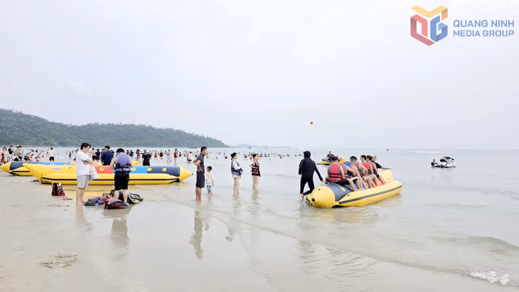 Vibrant tourism on Co To Island