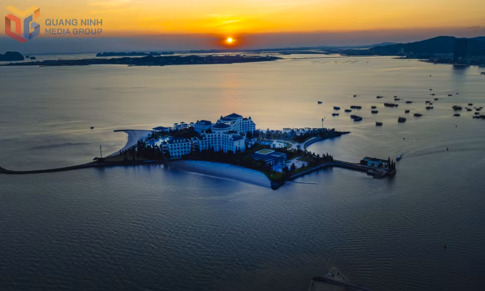 Reu Island, resembling a fairy-tale castle.