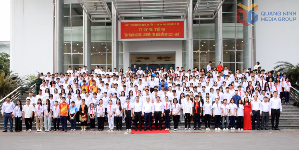 Secretary of the Provincial Party Committee and Head of the Provincial National Assembly Delegation Quan Minh Cuong and other provincial leaders pose for a photo with 300 outstanding students.