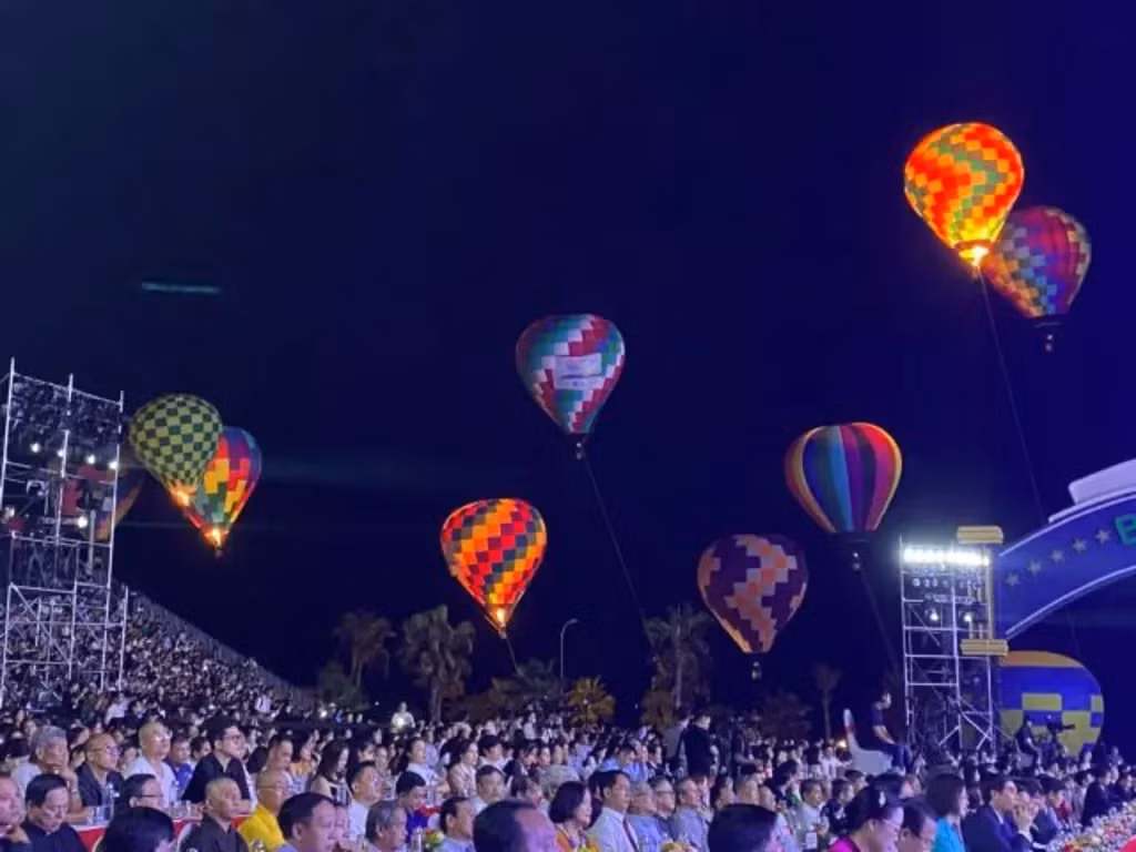 Hot air balloons are on the two sides of the ceremony stadium. — VNS Photo Hồng Linh