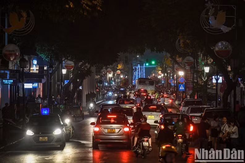 At 20:30, many streets in Hanoi turn off unnecessary electrical equipment to respond to this meaningful event.