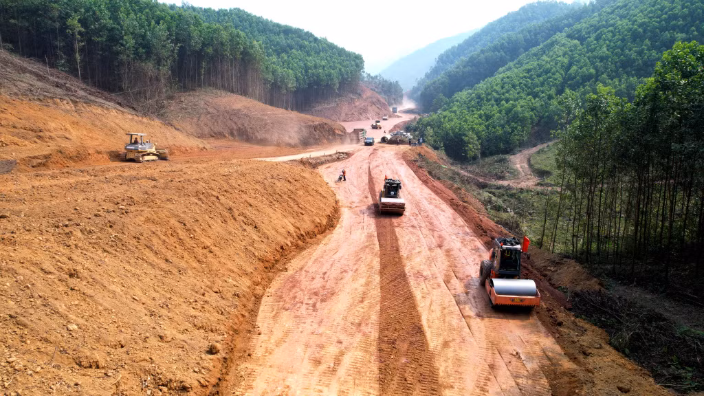 Dự án cải tạo, nâng cấp đường tỉnh 342 qua huyện Ba Chẽ có tổng chiều dài gần 21km, có điểm đầu tuyến nối với xã Kỳ Thượng, TP Hạ Long tại Km37+50, điểm cuối tuyến nối với xã Bắc Lãng, huyện Đình Lập, tỉnh Lạng Sơn tại Km58+405. Ảnh: Mạnh Trường