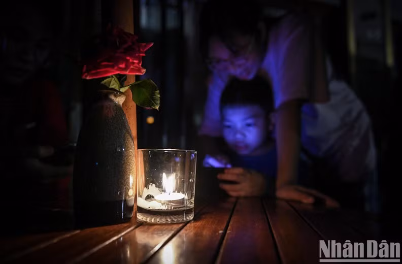 People in Hanoi turn off their lights for an hour to respond to Earth Hour 2023.