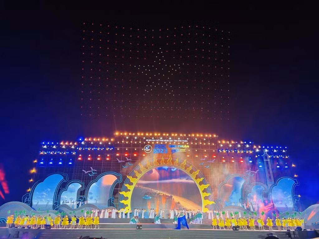 A hundred flying drones gather to make a Việt Nam flag at the ceremony. — Photo courtesy of the organiser