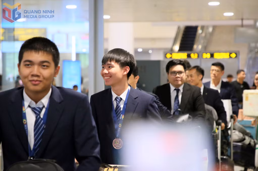 Ninh Quang Thang returned to Vietnam to a warm welcome from his family, teachers, and friends.